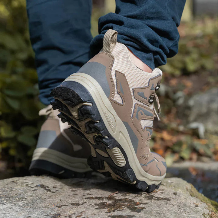 Overzichtsfoto van alle beschikbare kleuren wandelschoenen Mandi: grijs, zwart, lichtbruin en grijs/roze.