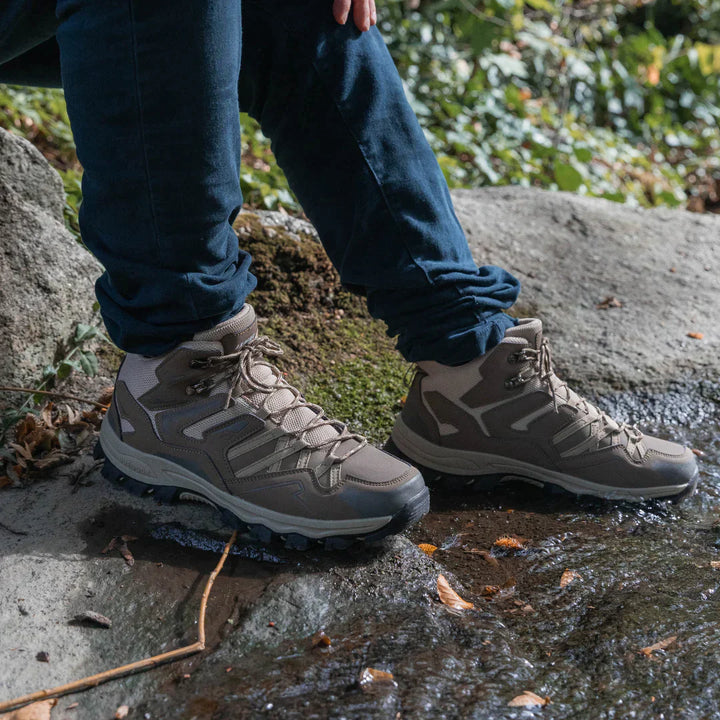 Een paar grijze wandelschoenen Mandi, klaar voor een avontuurlijke tocht.
