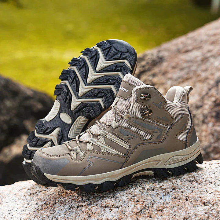 Een paar zwarte wandelschoenen Mandi, die comfort en stijl combineren.