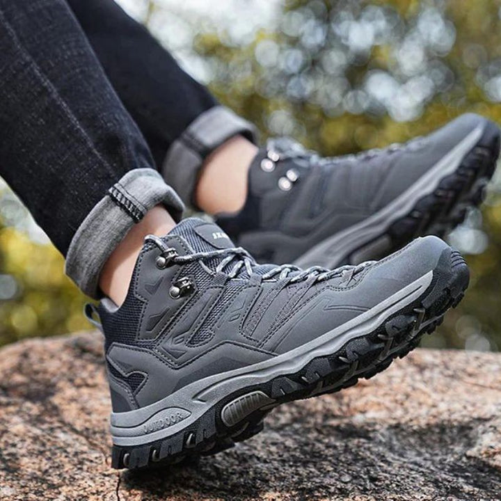 Een paar lichtbruine wandelschoenen Mandi, ideaal voor buitenactiviteiten.