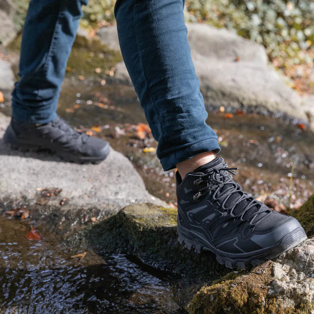 Dames wandelschoenen Mandi in zwart, met een elegante en moderne uitstraling.