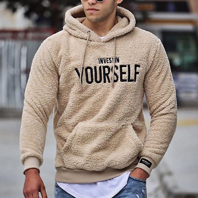 Zachte beige heren hoodie, een comfortabele pullover voor herenkleding en relaxte momenten.