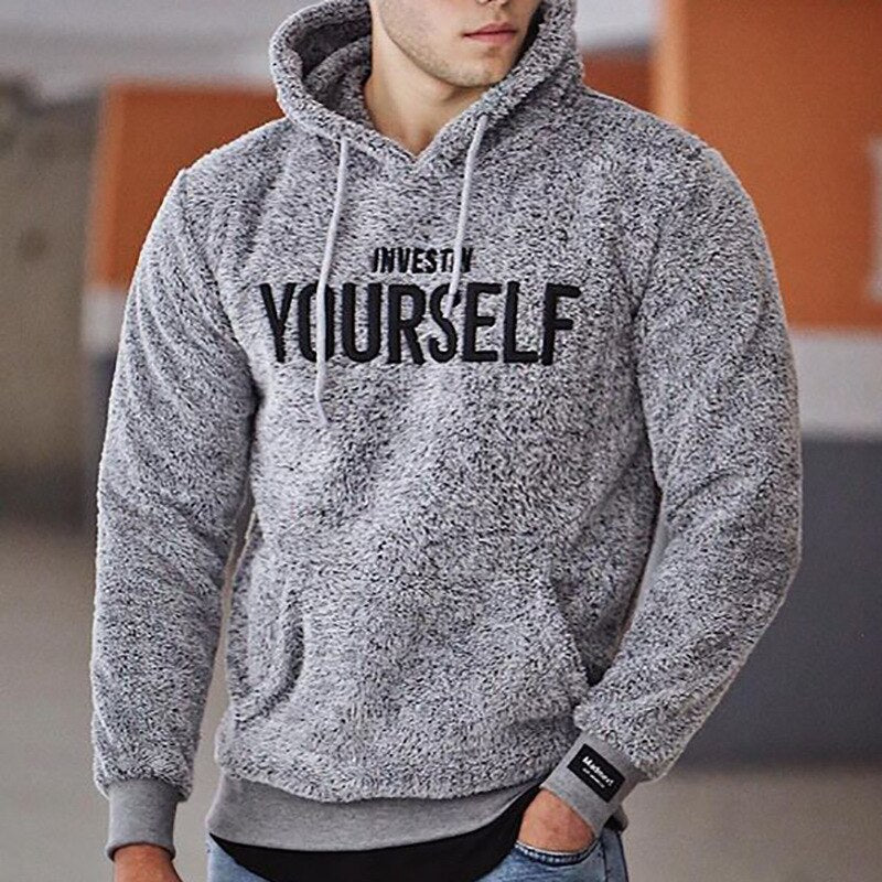 Zwarte heren hoodie, tijdloze pullover die stijl en comfort combineert voor elke herenkleding gelegenheid.