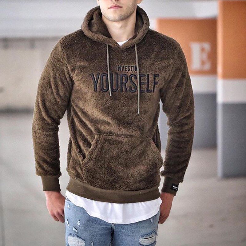 Modieuze heren hoodie, een comfortabele en stijlvolle pullover, perfect voor moderne casual herenkleding.