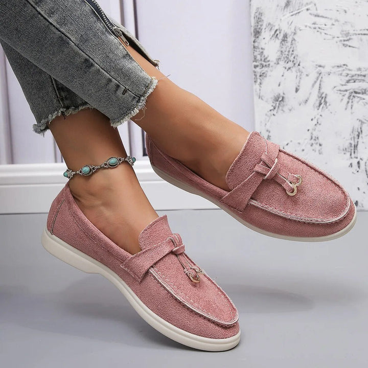 Trendy dames instappers met decoratieve details, comfortabele schoenen voor elke gelegenheid.