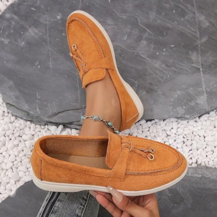 Elegante damesschoenen: platte loafers met een focus op comfort en trendy design.