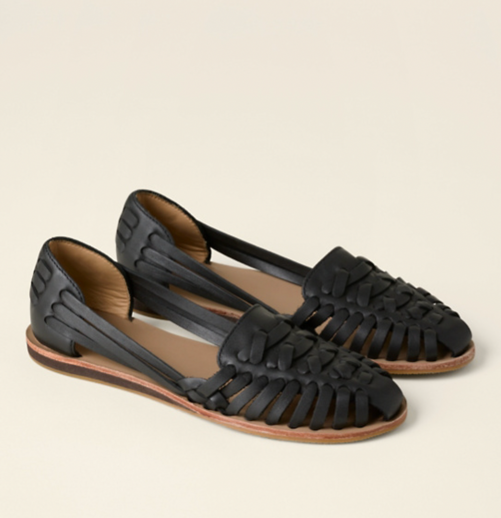 Zwarte instap dames slippers voor vrouwen. Comfortabele en stijlvolle keuze voor zomerse dagen, strand en mode.