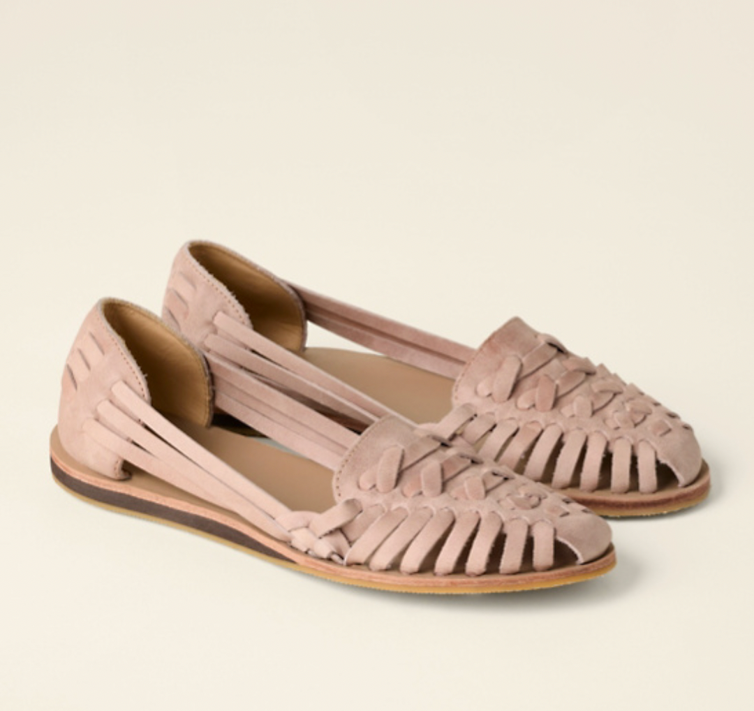 Bruine dames slippers, comfortabel en stijlvol voor de zomer. Essentieel voor strand, dagelijks dragen en zomer mode.
