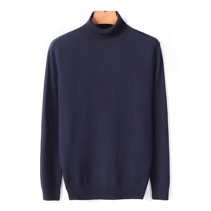 Zij-aanzicht van de pasvorm van de comfortabele heren coltrui. Stijlvolle herenkleding voor de winter.