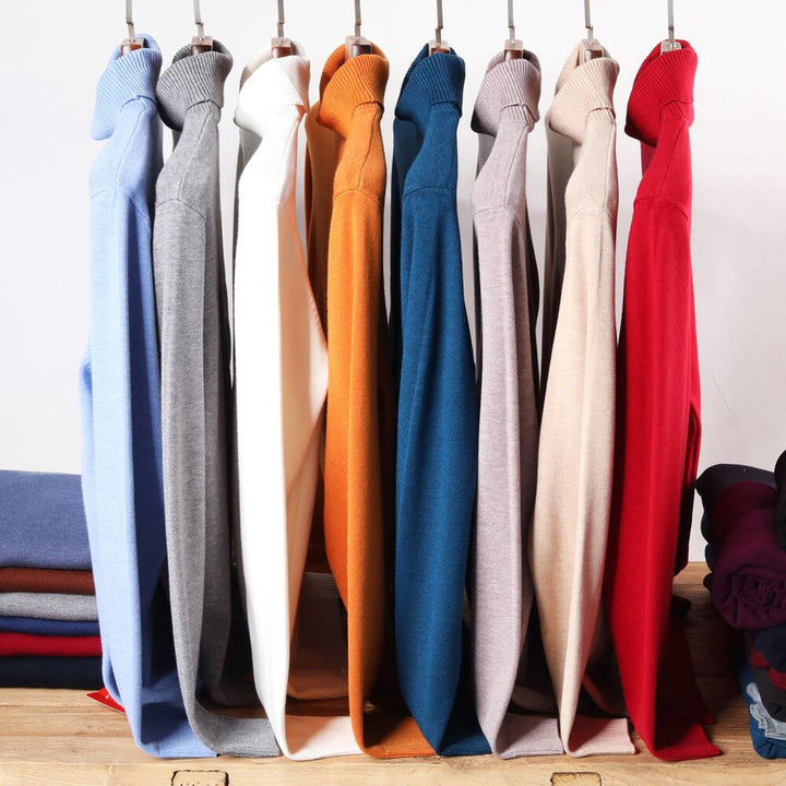 Man draagt een elegante heren coltrui, perfect voor een stijlvolle herfstmode look. Warm en comfortabel.