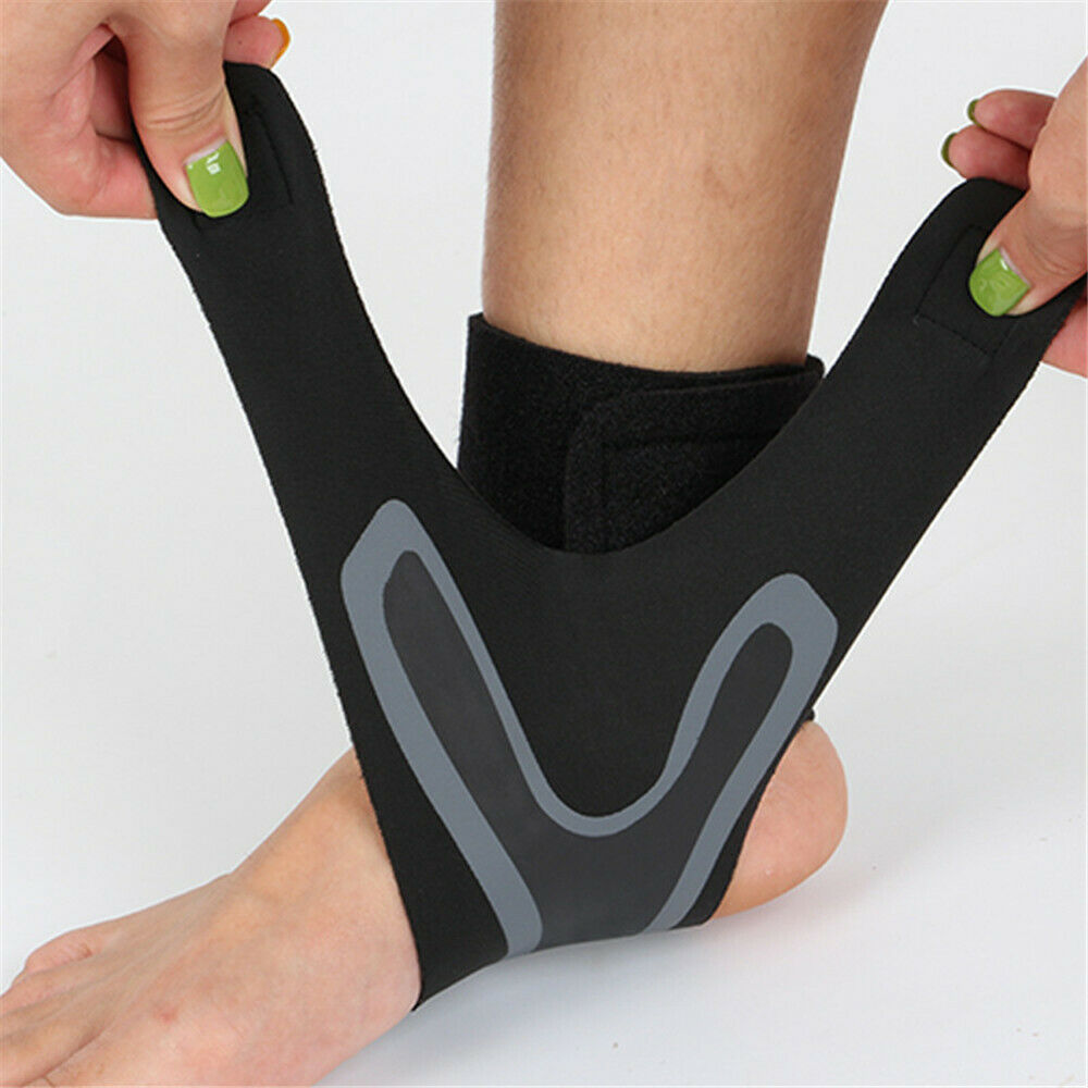 Verstelbare neopreen enkelbrace (blauw/zwart) met compressie voor stabiliteit en dagelijks comfort.
