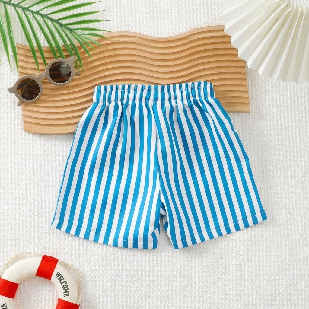 Baby jongen zwemshorts met gestreept patroon, klaar voor waterpret en strandplezier in de zomerzon.