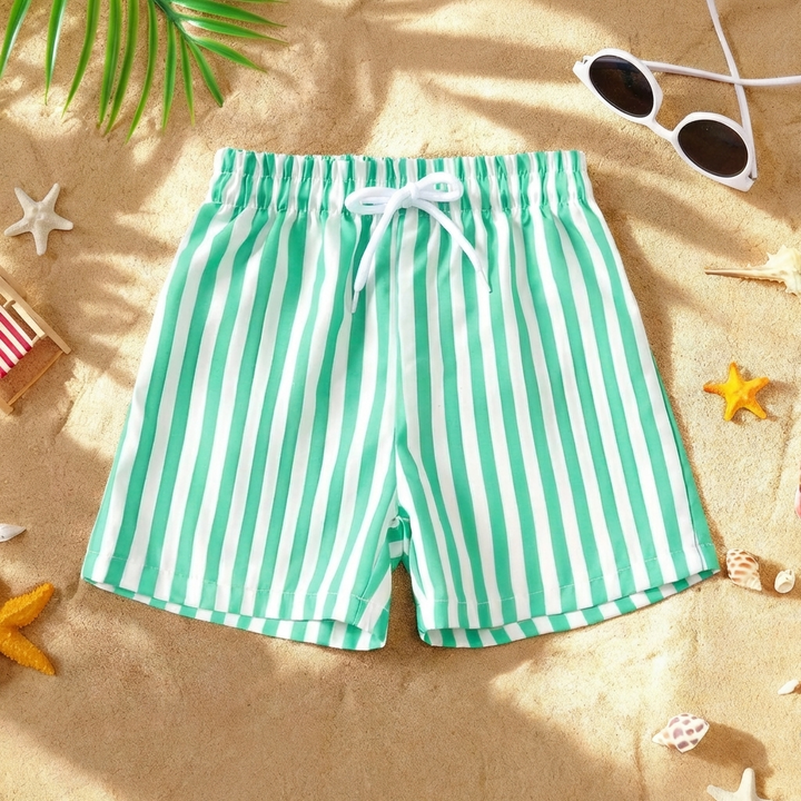 Trendy gestreepte zwemshorts voor baby jongens, comfortabele strandkleding en kinderzwemkleding.