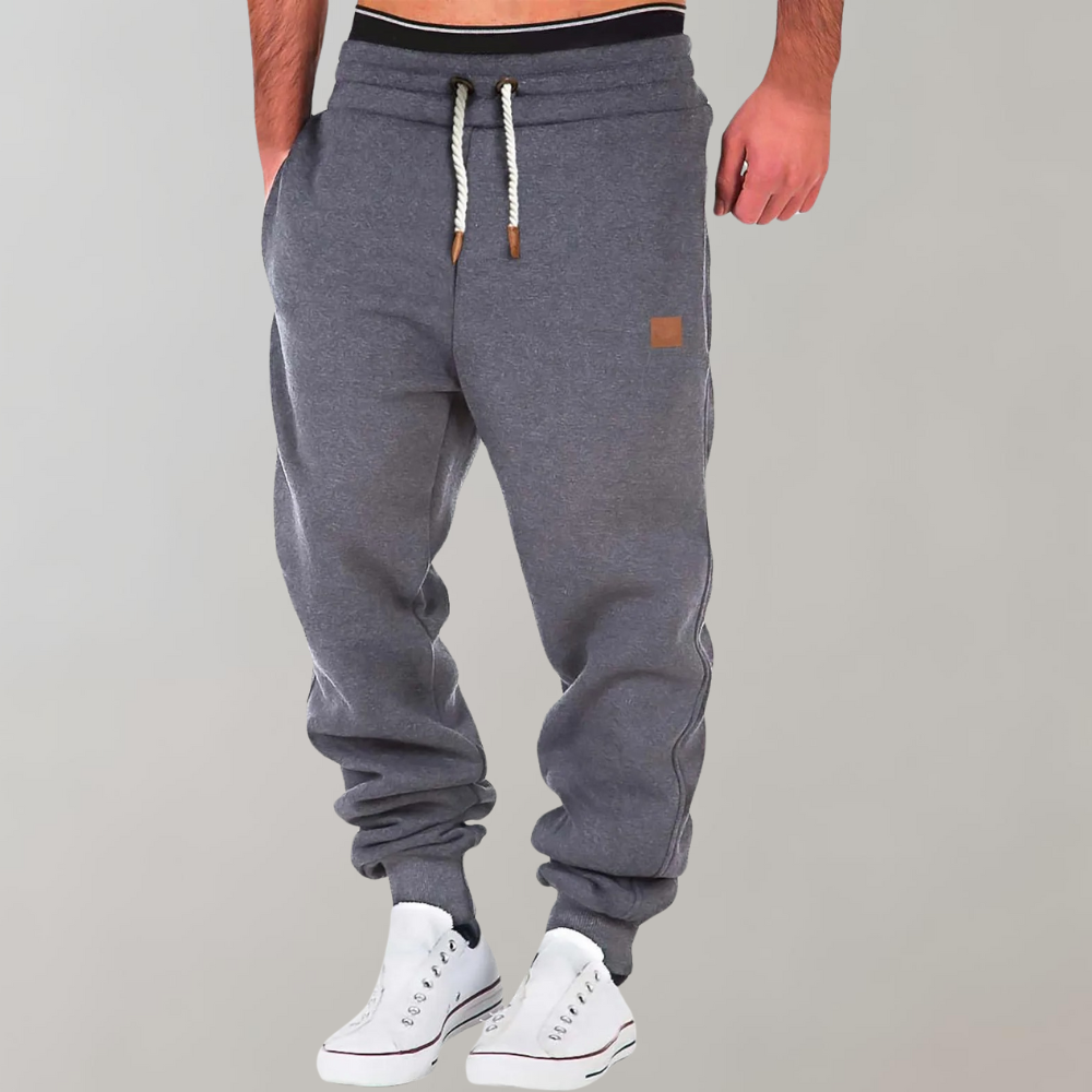 Sportieve zwarte heren joggingbroek voor ultiem comfort, geschikt voor mannen die bewegen en ontspannen.