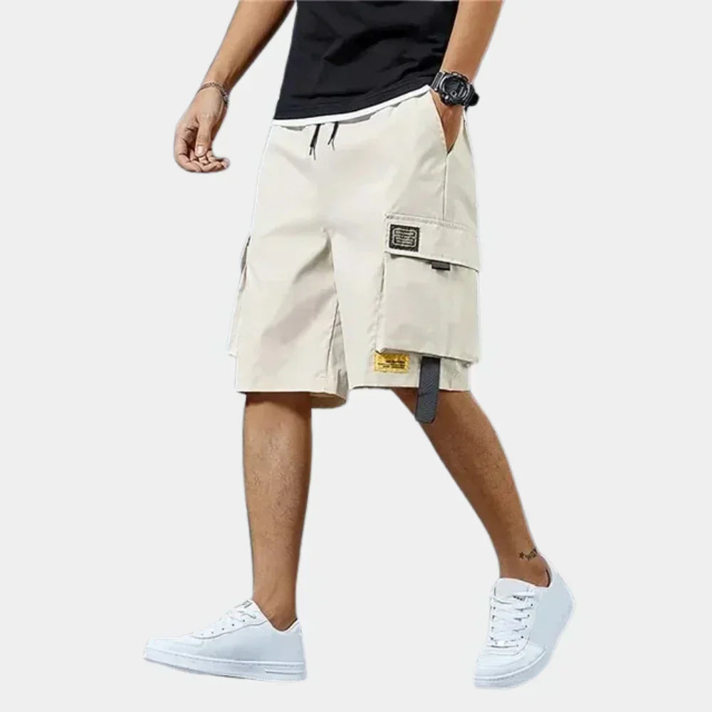Mannelijke grijze cargoshorts voor de zomer, veelzijdig en comfortabel, geschikt voor casual en outdoor activiteiten.