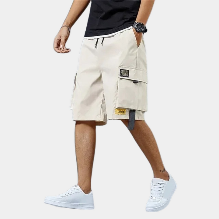 Veelzijdige heren cargo shorts voor de zomer, combineerbaar met diverse herenkleding voor een relaxte look.