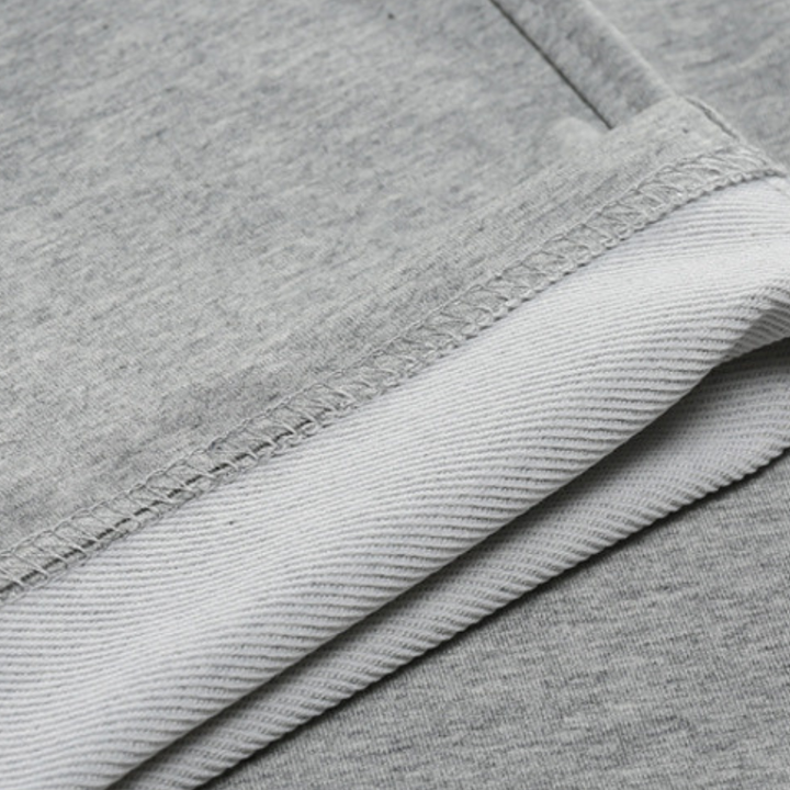 Praktische heren joggingbroek met trekkoord, geschikt voor elke sport of casual gelegenheid.