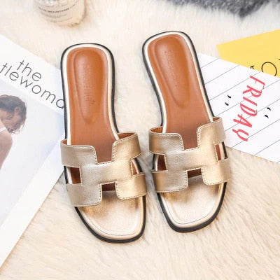 Jenelles comfortabele dames H-slipper, een modieuze instapper. Ideaal voor zomerse dagen, strand of vrije tijd.