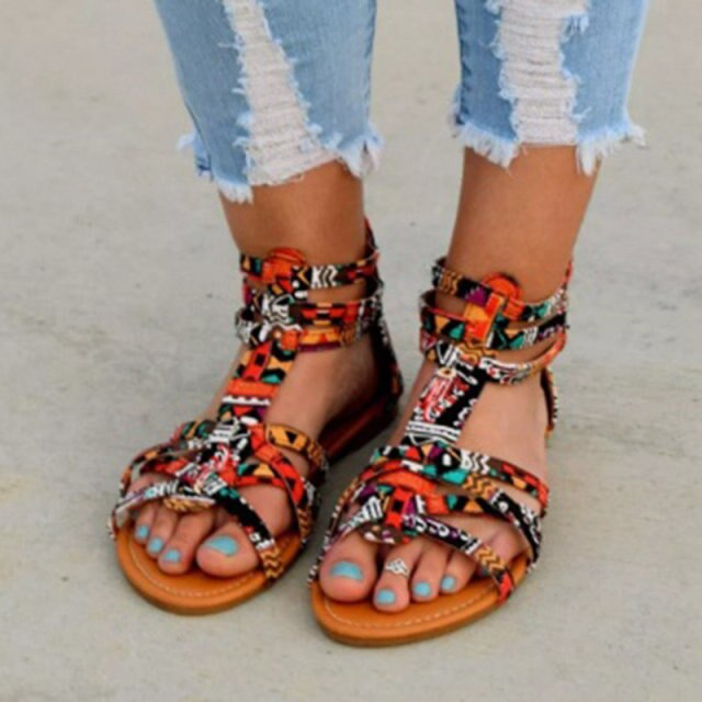 Vrolijke kleurrijke damessandalen met comfortabele pasvorm, perfect voor lente en zomerse dagen.