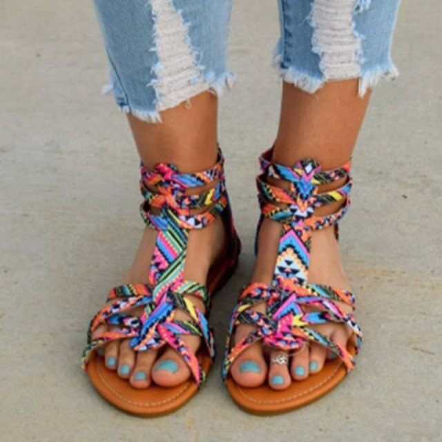 Stijlvolle kleurrijke platte dames sandalen met enkelbandje, ideaal voor zomerse dagen en comfort.