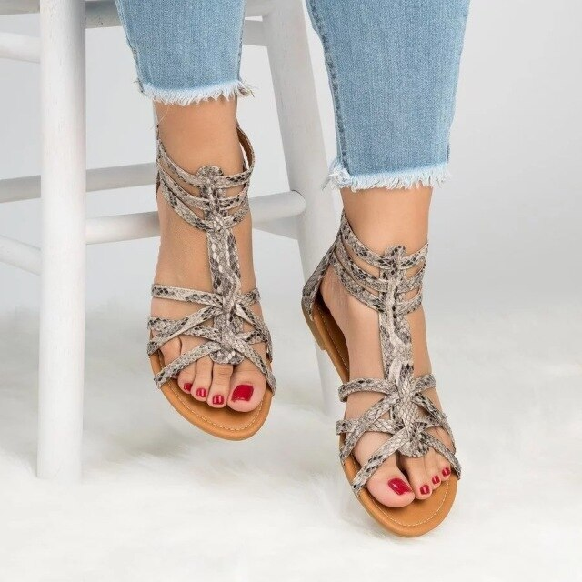 Comfortabele platte damesschoenen: kleurrijke sandalen met enkelbandje voor lente- en zomerseizoen.