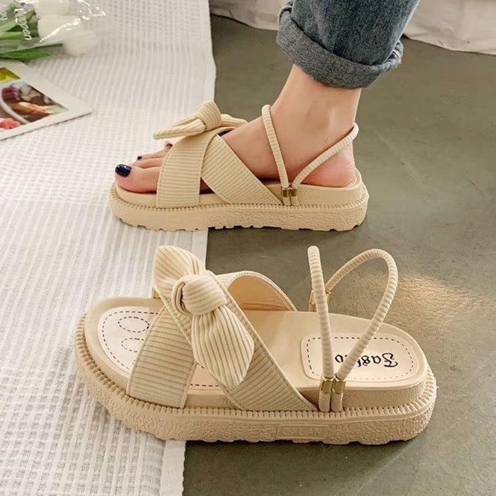 Lichtgewicht Liana strand sandalen voor dames, ideaal voor zomercollectie en ontspannen stranddagen.