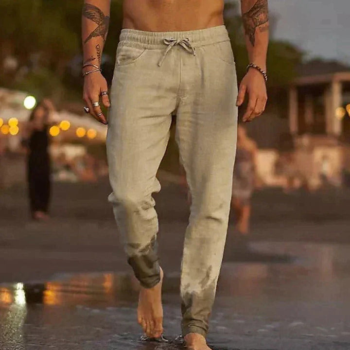 Koel en comfortabele heren zomerbroek met ademende stof, essentieel voor herenmode in de zomer.