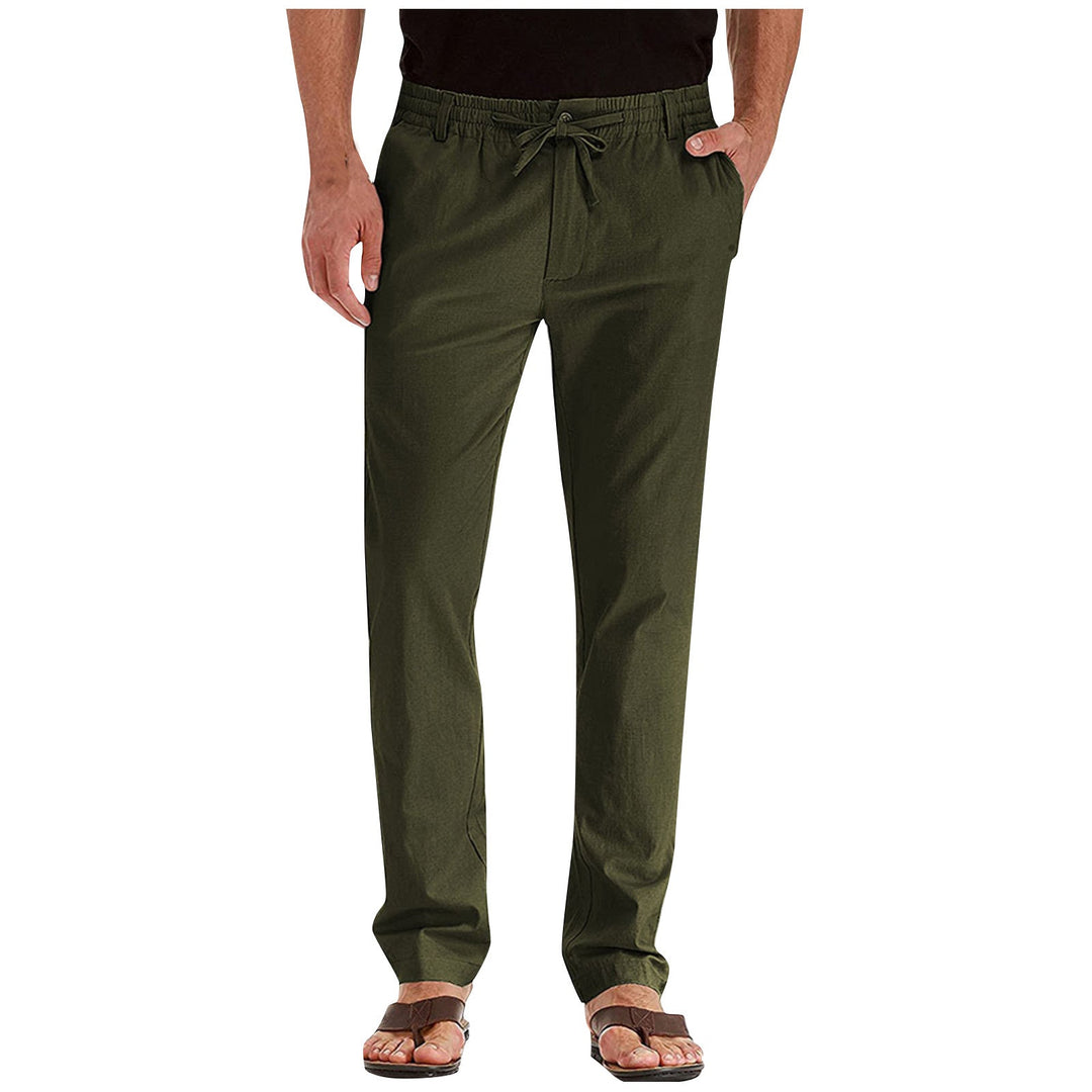 Man draagt stijlvolle casual herenbroek, comfortabel en ademend voor warme zomerdagen, loose fit.