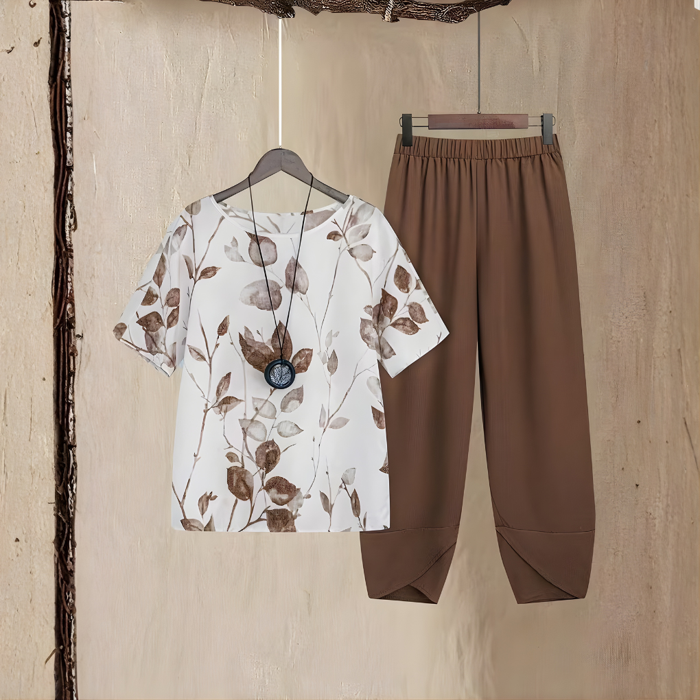 Comfortabele marron dames tweedelige zomer set met elegante bladprint, perfect voor strand en vakantie.