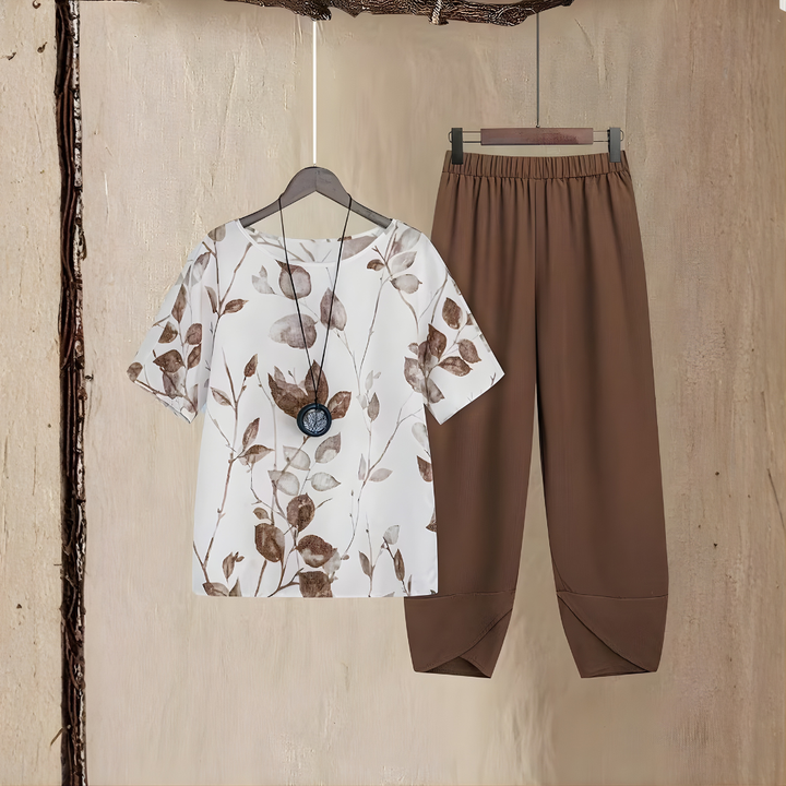 Comfortabele marron dames tweedelige zomer set met elegante bladprint, perfect voor strand en vakantie.