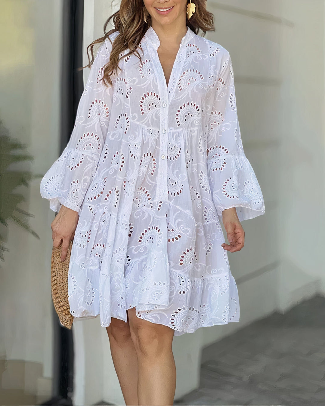 Casual dames zomerjurk met V-hals, kraag en comfortabel model, ideaal als strandjurk of dagelijkse outfit.