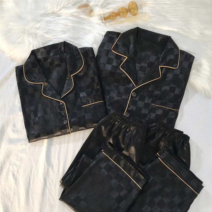 Stijlvolle SleepyPyjama™ met uniekontwerp, comfortabele slaapkleding voor dames en heren.