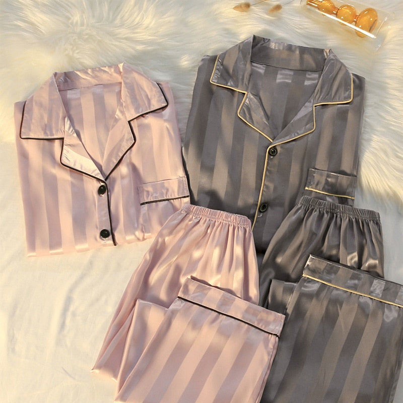 Vrouw draagt comfortabele SleepyPyjama™ damespyjama, ideaal voor ontspanning.