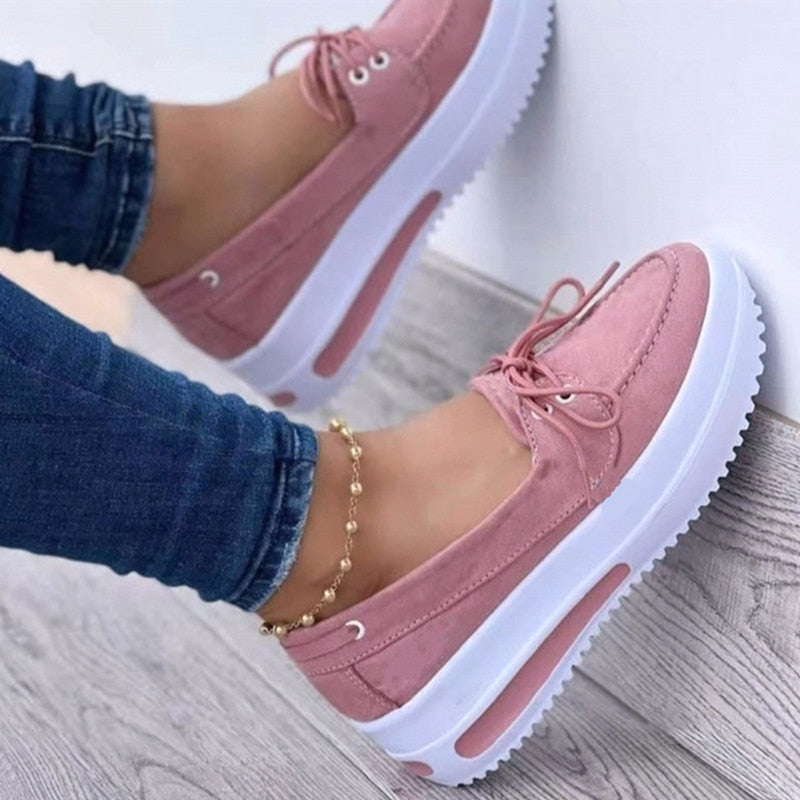 Veelzijdige en modieuze dames schoenen; comfortabele platte zomerschoenen voor elke gelegenheid.