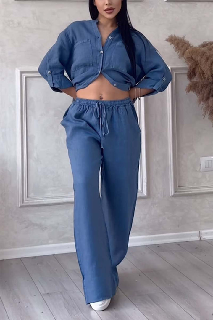 Modieuze linnen zomerset voor dames, bestaande uit een luchtige top en broek, perfecte zomerse outfit.