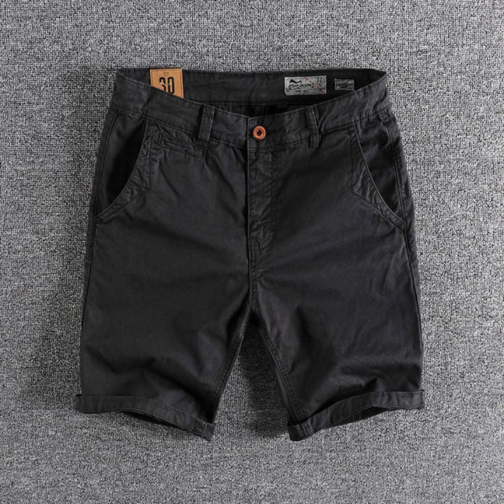 "Comfortabele zwarte heren shorts met trendy opgerolde zomen en handige zijzakken, perfect voor zomerse gelegenheden."