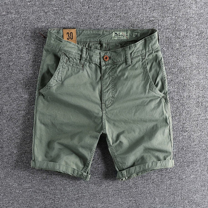 "Comfortabele zwarte heren shorts met trendy opgerolde zomen en handige zijzakken, perfect voor zomerse gelegenheden."
