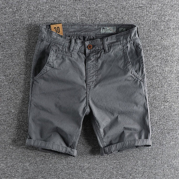 "Comfortabele zwarte heren shorts met trendy opgerolde zomen en handige zijzakken, perfect voor zomerse gelegenheden."