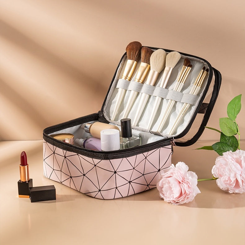 Stijlvolle dames cosmeticatas, compact en doorzichtig. Perfecte accessoire voor georganiseerd reizen en opbergen.