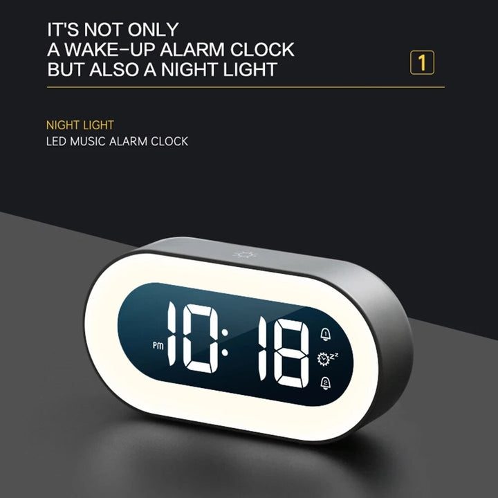 Compacte digitale wekker met zacht nachtlampje en helder LED display, ideaal voor slaapkamer of als reiswekker.