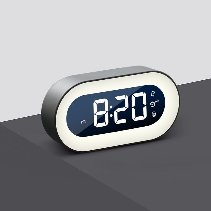 Gedetailleerde weergave van compacte digitale wekker Lumino met nachtlampje en gebruiksvriendelijke knoppen.