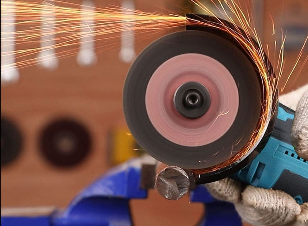 Efficiënte draadloze slijptol met krachtige motor, ideaal voor snel en nauwkeurig slijpen en zagen.