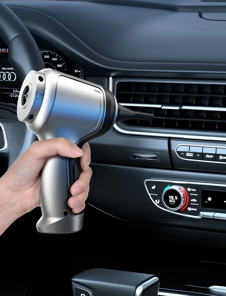 Draadloze autostofzuiger in gebruik, verwijdert vuil uit auto-interieur. Krachtige zuigkracht en compact design.