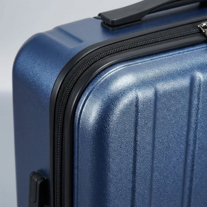 Stijlvolle donkergrijze handbagage koffer met geïntegreerd laptopvak, geschikt voor zakenreizen.