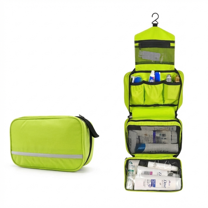 Opgevouwen compacte reistoilettas van duurzaam nylon; makkelijk mee te nemen als reisaccessoire.