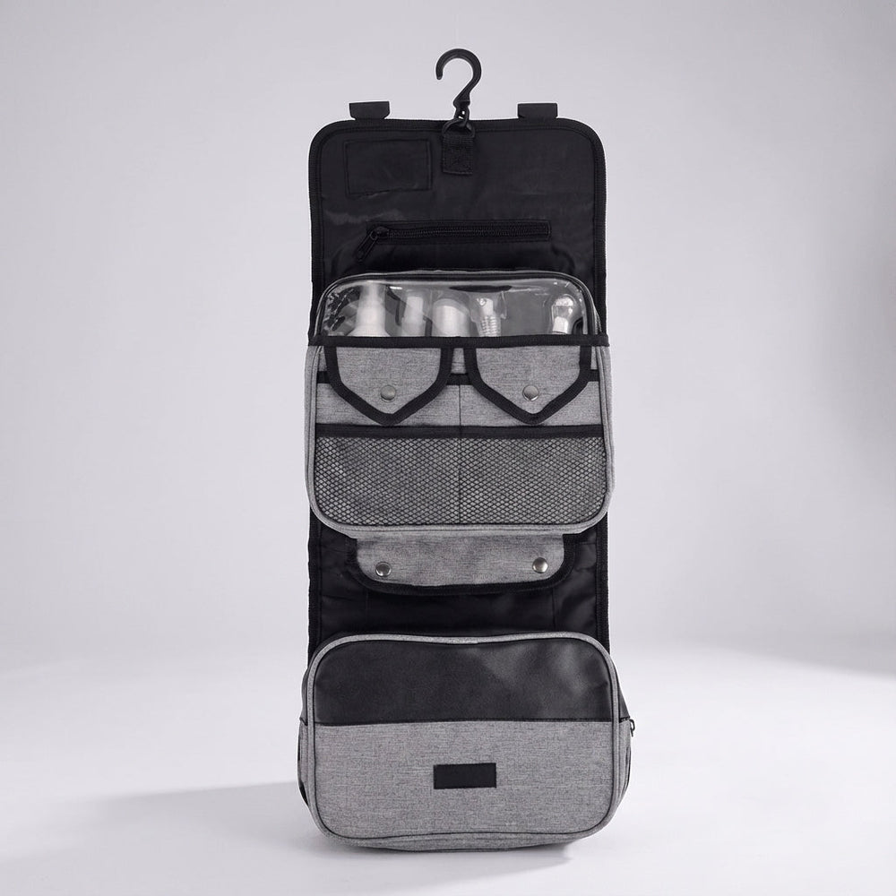 Gevouwen toilettas hangend aan een haak, ideaal voor badkamerorganisatie tijdens reizen. Ruim en compact.