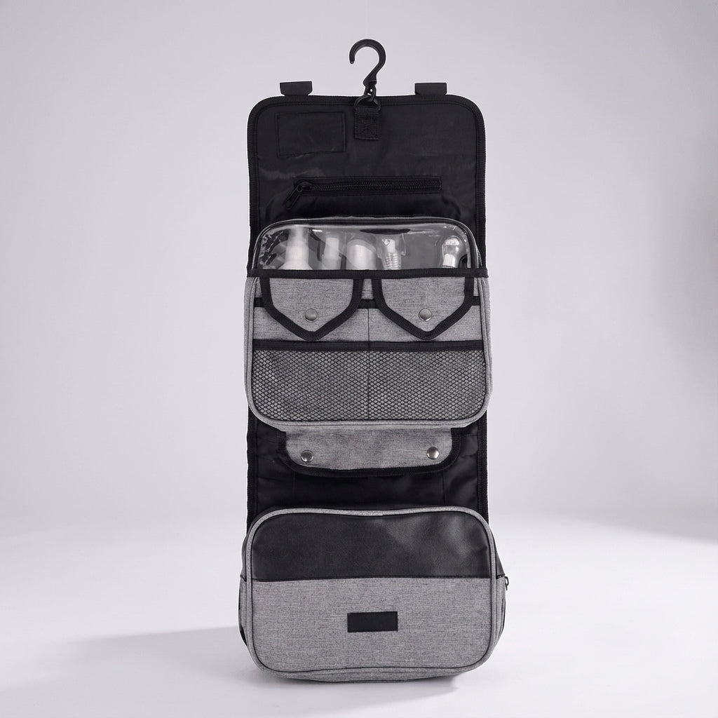 Gevouwen toilettas hangend aan een haak, ideaal voor badkamerorganisatie tijdens reizen. Ruim en compact.