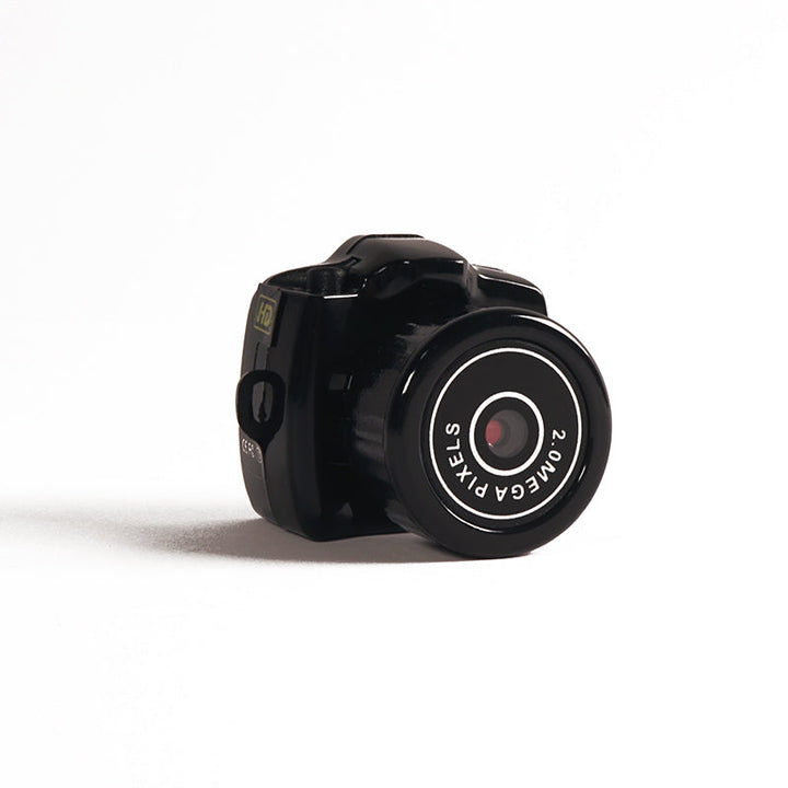 Compacte HD mini videocamera, draagbaar ontwerp met schokbestendige behuizing, ideaal voor scherpe 1080HD opnamen.
