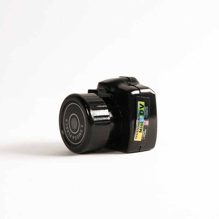 Compacte HD mini videocamera, draagbaar ontwerp met schokbestendige behuizing, ideaal voor scherpe 1080HD opnamen.