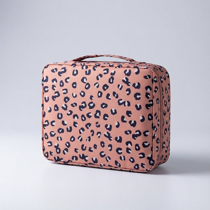 Georganiseerde beauty opbergtas voor dames, waterdicht en compact met aparte vakjes voor accessoires.